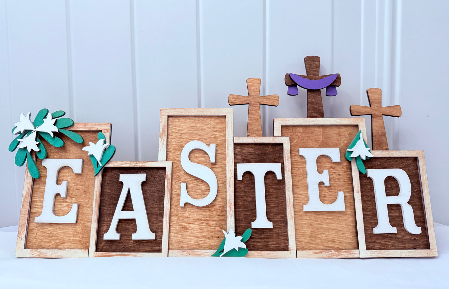 Self-Standing Easter Sign – Christian Décor with Crosses, Green Leaves and White Flowers