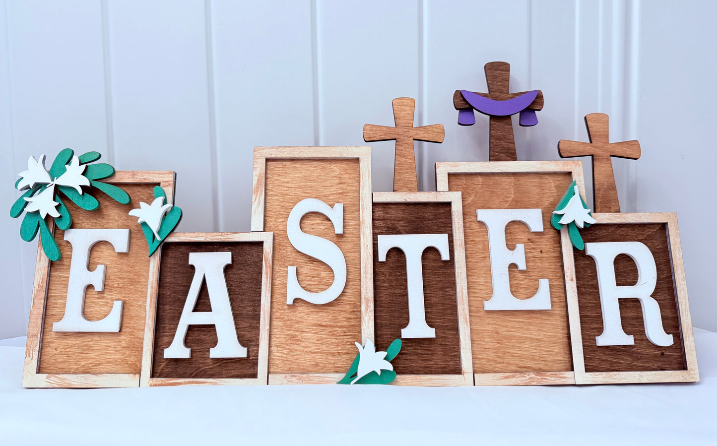Self-Standing Easter Sign – Christian Décor with Crosses, Green Leaves and White Flowers