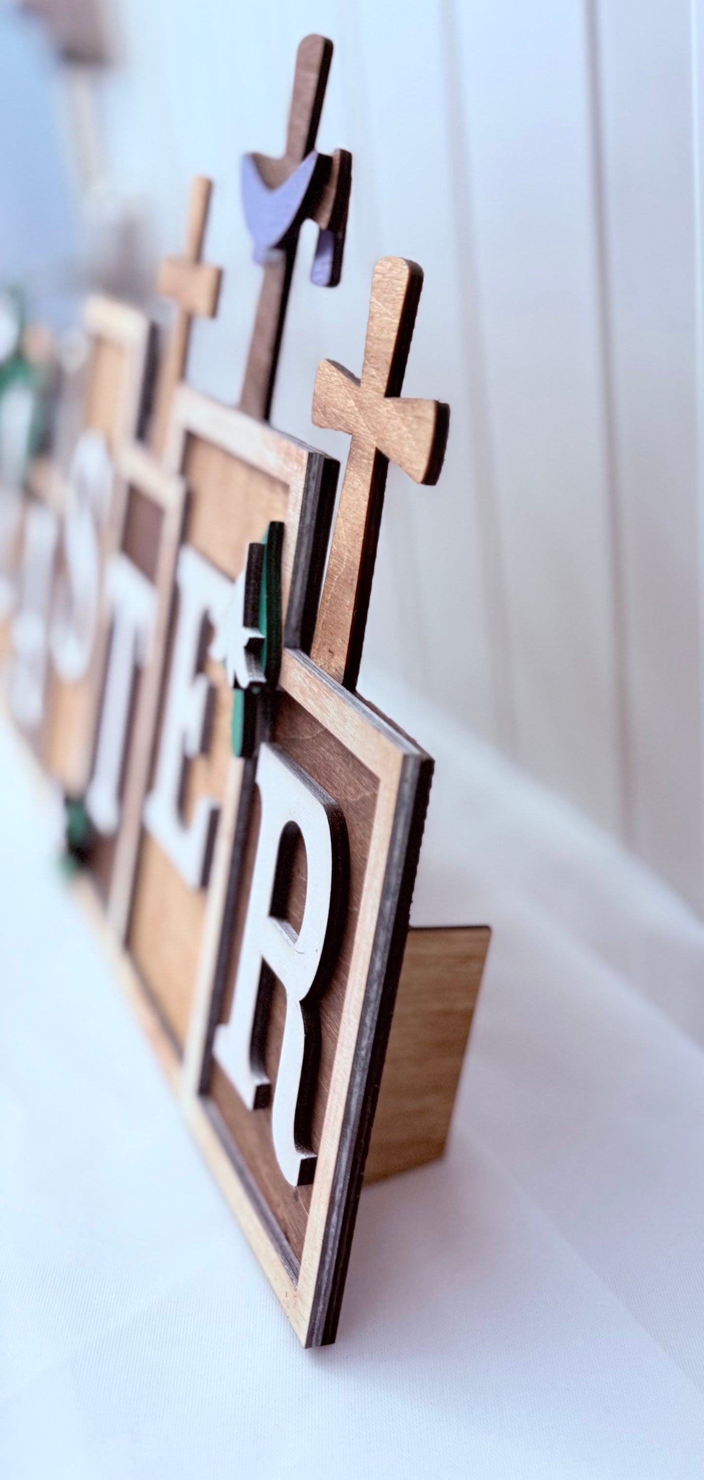 Self-Standing Easter Sign – Christian Décor with Crosses, Green Leaves and White Flowers