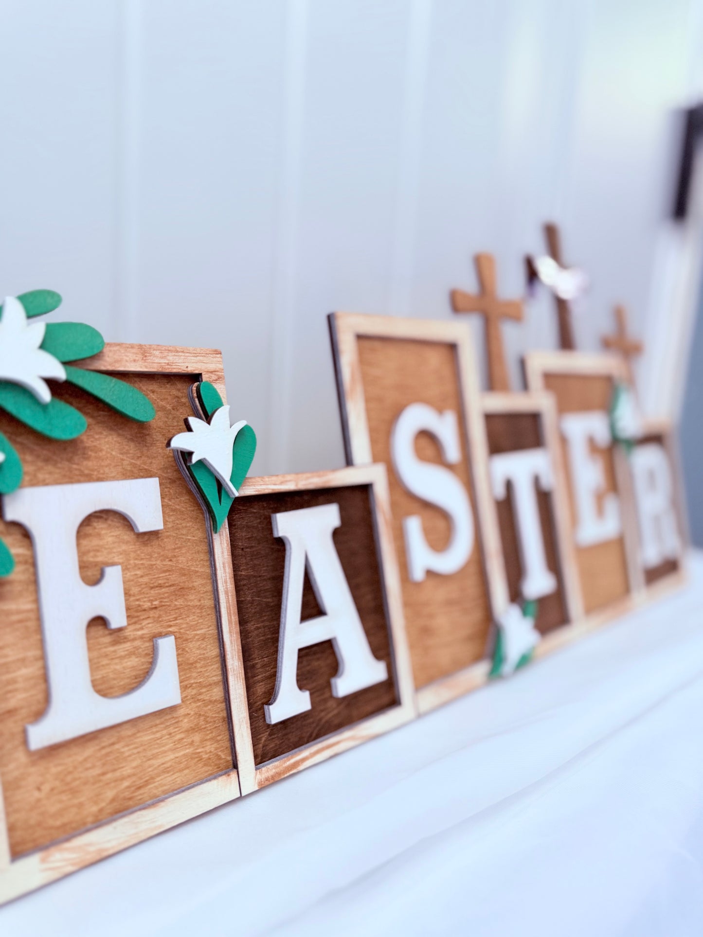 Self-Standing Easter Sign – Christian Décor with Crosses, Green Leaves and White Flowers